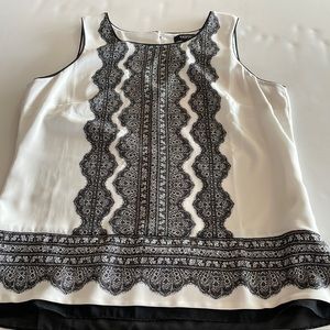 White House Black Market business casual top, size M. In excellent condition.